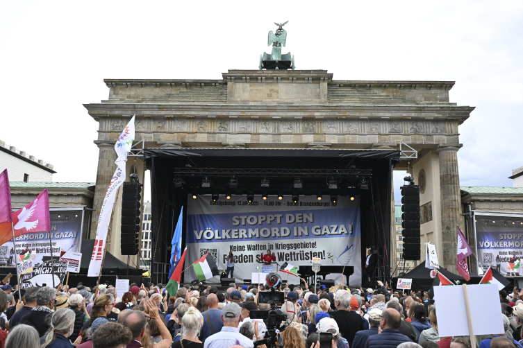 Berlin'de "Gazze'de soykırımı durdurun" çağrısıyla barış gösterisi yapıldı