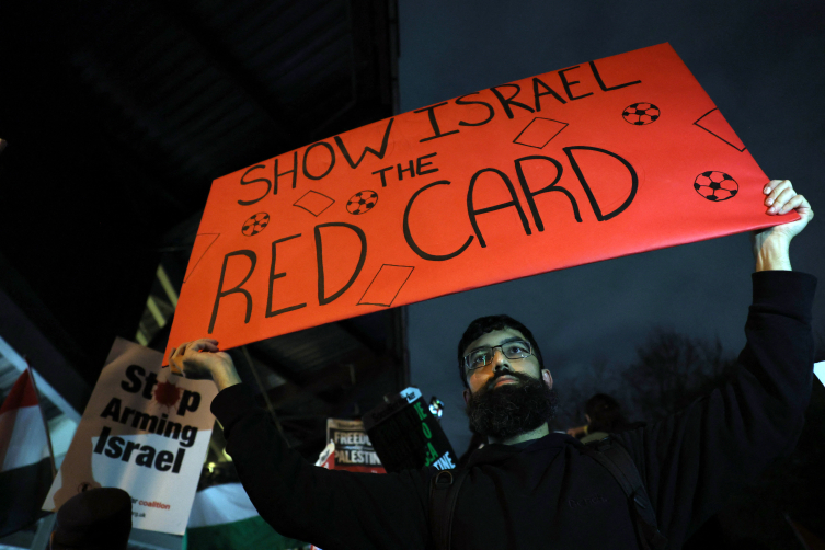 Binlerce kişi katil İsrail'in futboldan men edilmesi için İngiltere'de toplandı