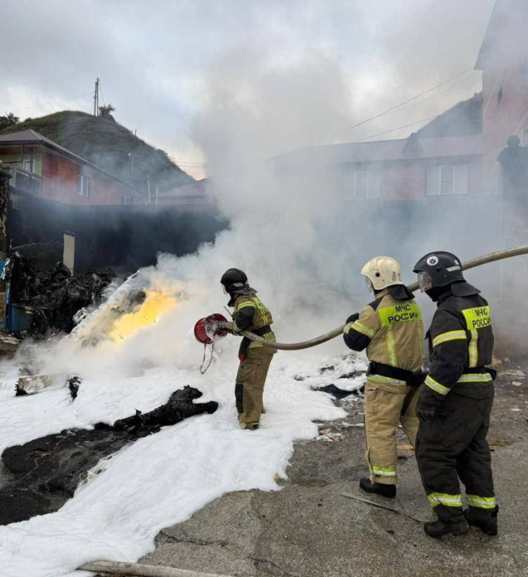 Helikopter evin üzerine düştü
