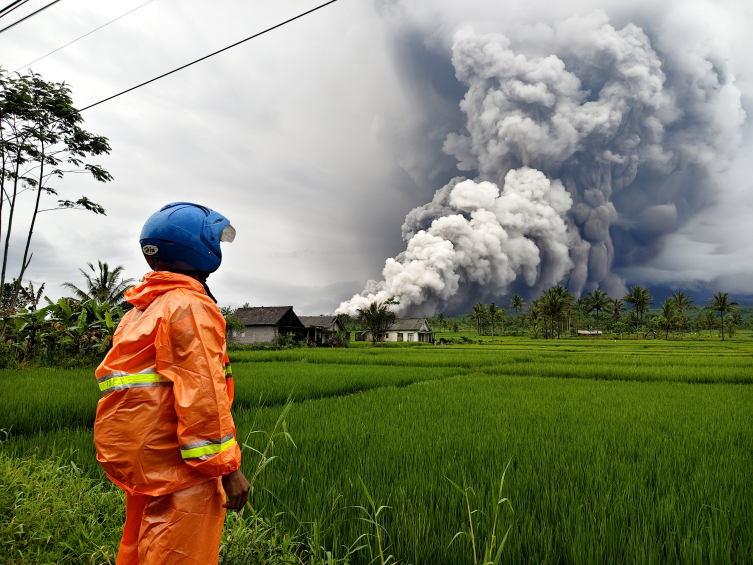 Endonezya'nın Semeru Yanardağı'nda mahsur kalan 178 dağcı kurtarıldı