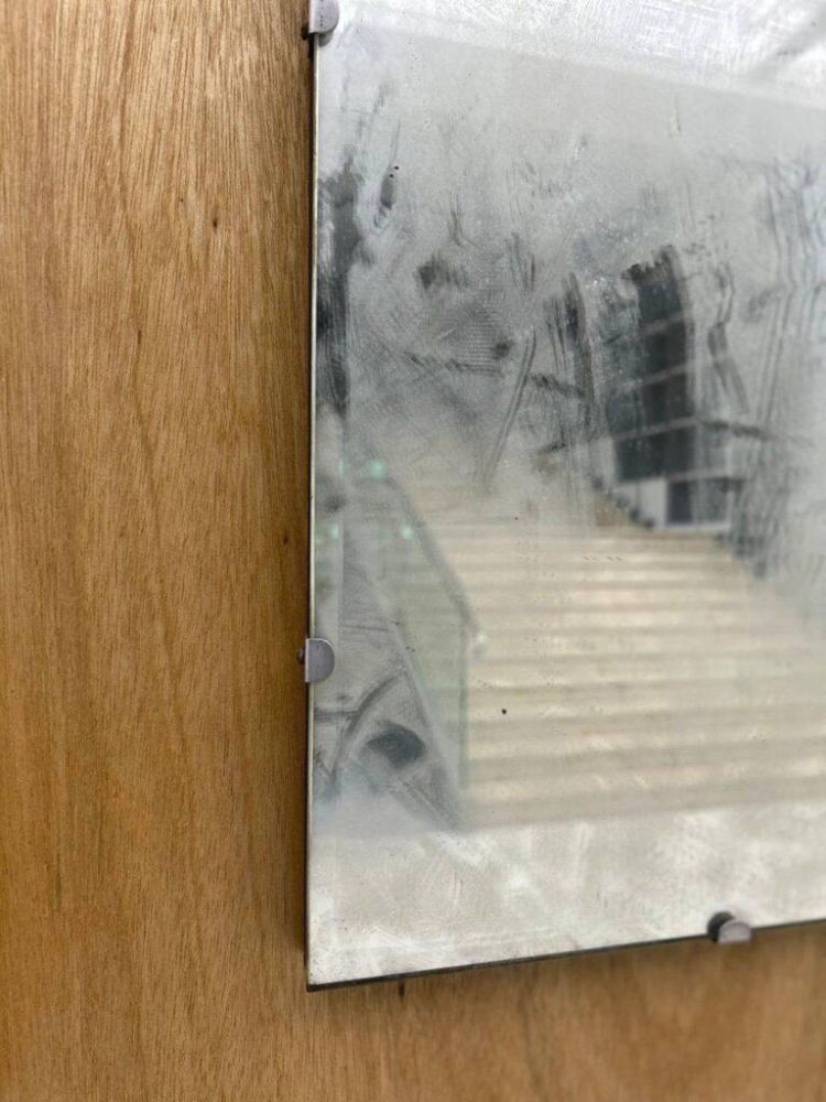 g5a2ph8wyaa8dk7 Tayvan’da temizlik görevlisi sanat eserini “kirli ayna” sanıp sildi