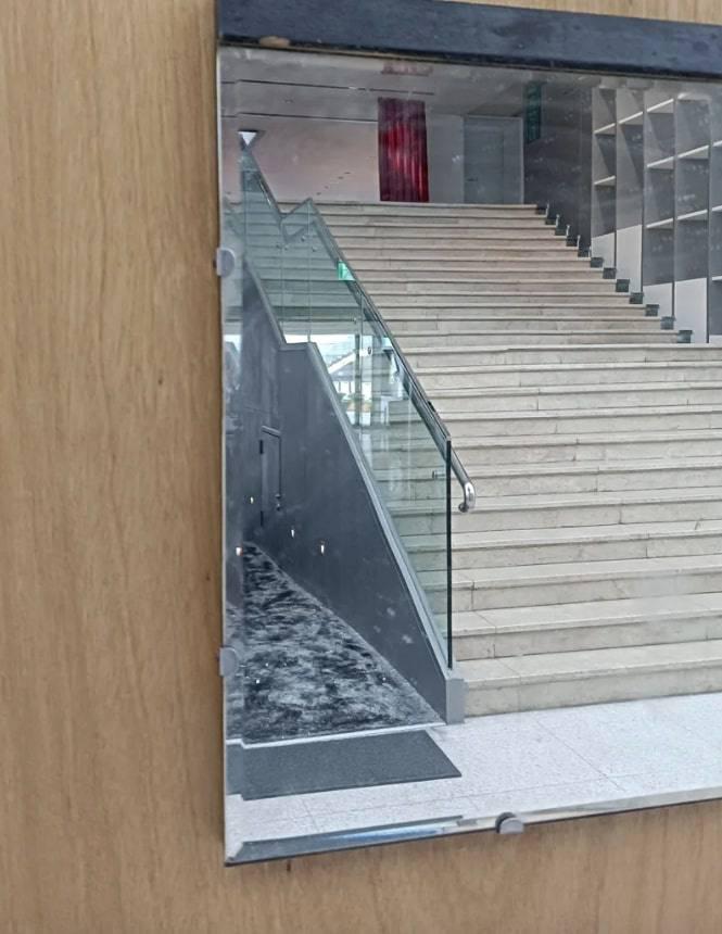 g5a2pidxmaakxtf Tayvan’da temizlik görevlisi sanat eserini “kirli ayna” sanıp sildi