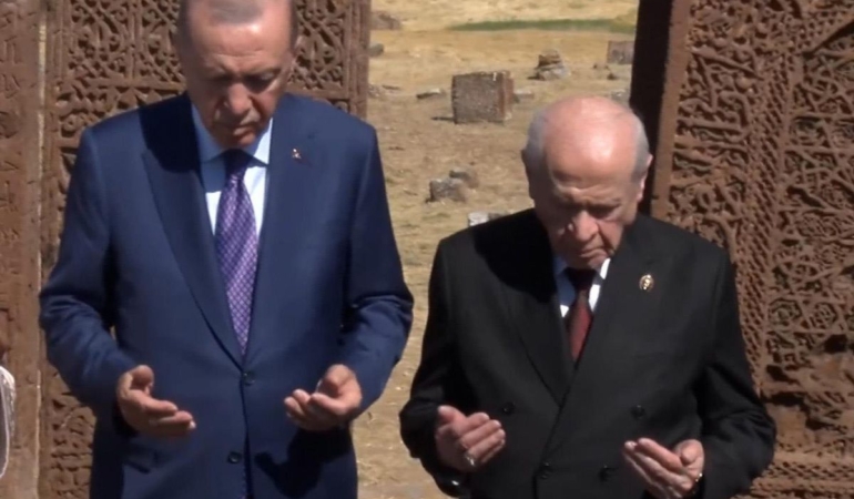 cumhurbaskani-erdogan-ve-devlet-bahceli-ahlat-20175267_9657_amp
