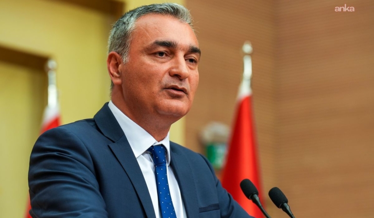 girne-aciklarinda-yolcu-gemisi-alabora-oldu-m-20190749_amp