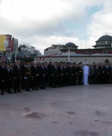taksim-de-30-agustos-celenk-toreni-ve-siyasi-20189880_amp