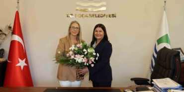 ak-parti-ye-gecen-foca-belediye-baskani-na-ca-20240197_amp