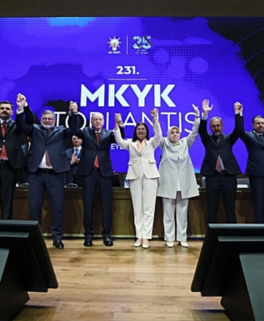 ak-partiye-gecen-foca-belediye-baskani-saniye_f8e2035450_amp