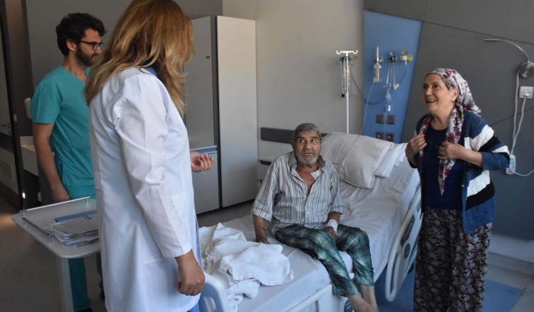 bacak-damarlari-tikali-hastaya-koprucuk-kemig-5-20209236_amp