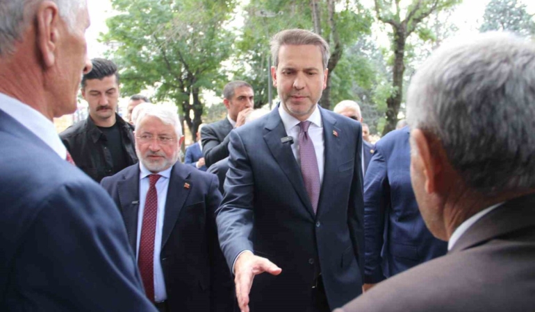 bakan-bayraktar-corum-da-vatandaslarla-bulust-20219554_amp