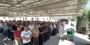 duzceli-gazetecinin-annesi-son-yolculuguna-20200138_amp