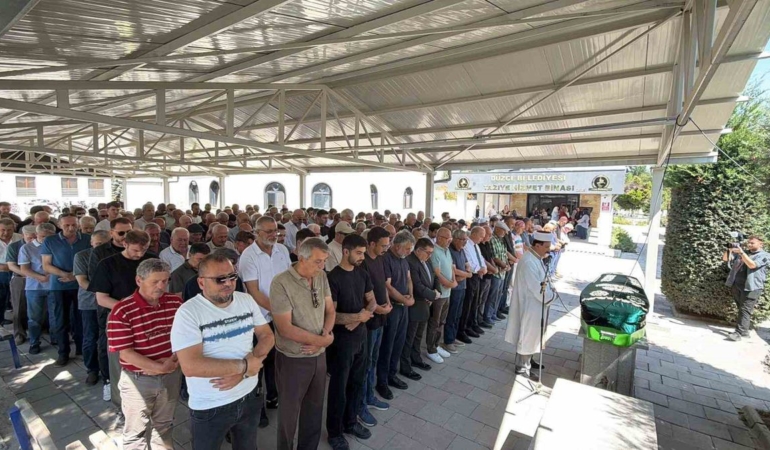 duzceli-gazetecinin-annesi-son-yolculuguna-20200138_amp